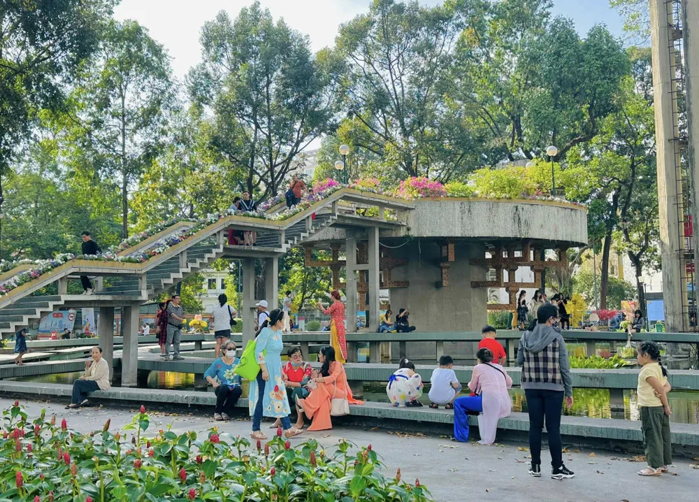 Công trường Quốc tế - Hồ Con Rùa trong ngày mùng 2 tết. Ảnh: TIỂU TÂN Công trường Quốc tế - Hồ Con Rùa trong ngày mùng 2 tết. Ảnh: TIỂU TÂN