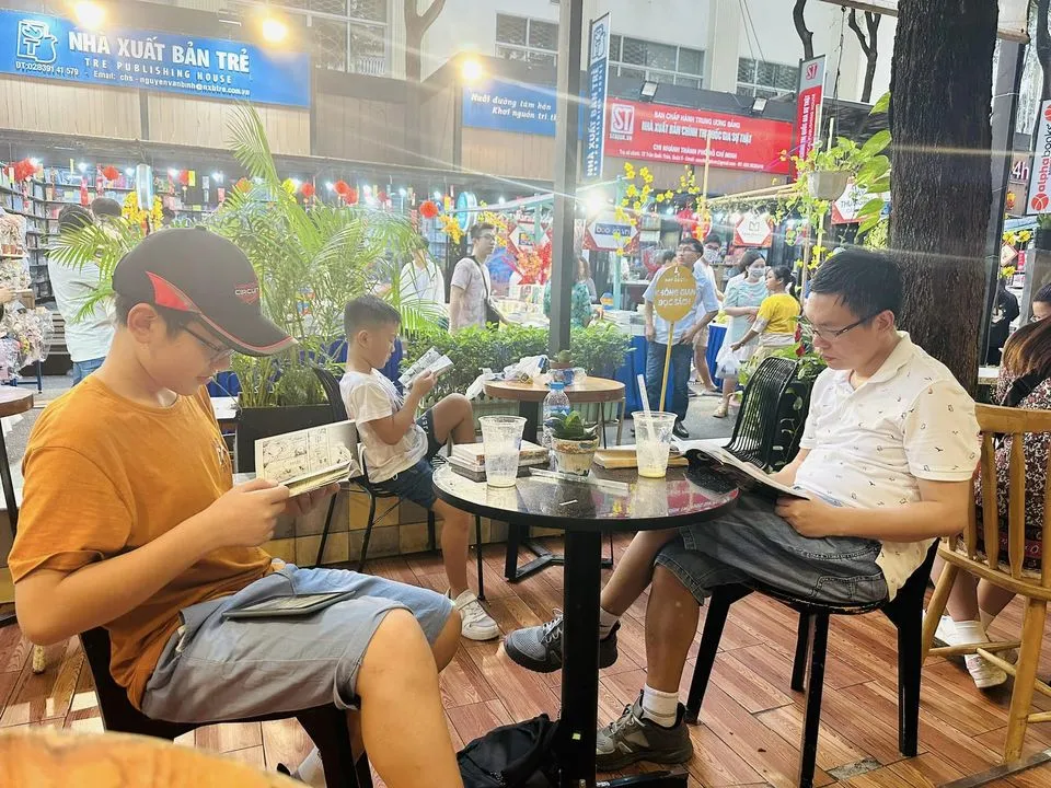 Thư giãn, đọc sách tại Đường sách TPHCM. Ảnh: TIỂU TÂN Thư giãn, đọc sách tại Đường sách TPHCM. Ảnh: TIỂU TÂN