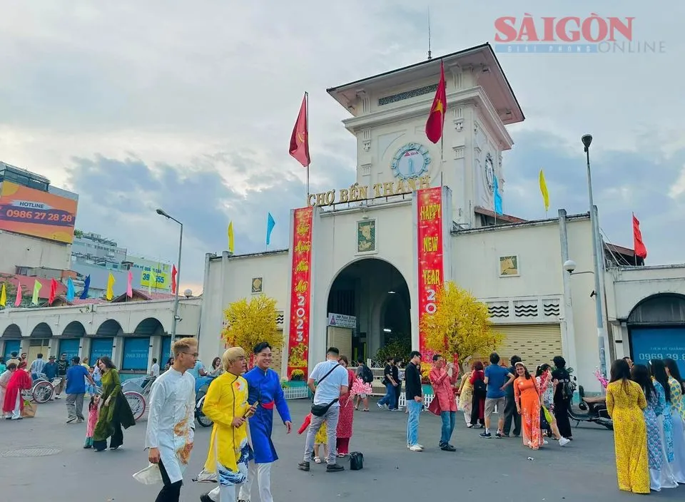 Chợ Bến Thành (quận 1) là địa điểm luôn thu hút người dân, du khách đến trong những ngày xuân. Ảnh: TIỂU TÂN Chợ Bến Thành (quận 1) là địa điểm luôn thu hút người dân, du khách đến trong những ngày xuân. Ảnh: TIỂU TÂN