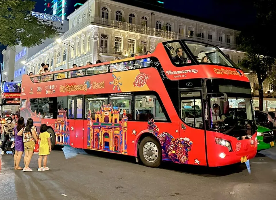 Dạo quanh thành phố bằng xe buýt 2 tầng. Ảnh: TIỂU TÂN Dạo quanh thành phố bằng xe buýt 2 tầng. Ảnh: TIỂU TÂN