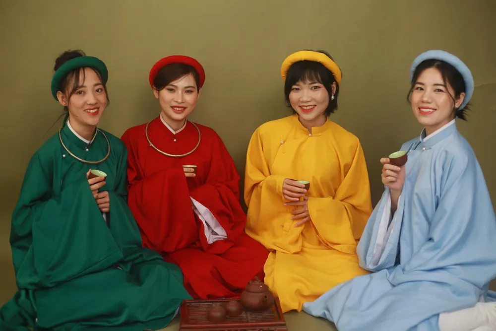 Một nhóm bạn trẻ mặc cổ phục, chụp hình kỷ niệm mùa tết 2023 Một nhóm bạn trẻ mặc cổ phục, chụp hình kỷ niệm mùa tết 2023