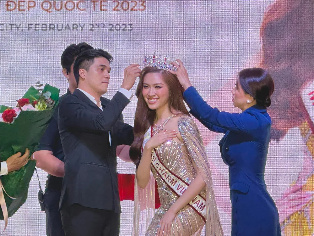 Thanh Thanh Huyền nhận chiếc sash và vương miện Miss Charm Vietnam