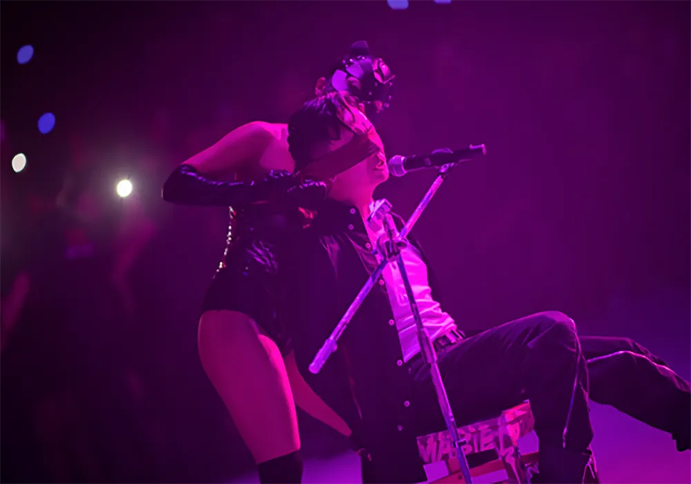 Một số tiết mục trình diễn táo bạo trong đêm nhạc bị nhận xét phản cảm. Ảnh: FB Spacespeakers