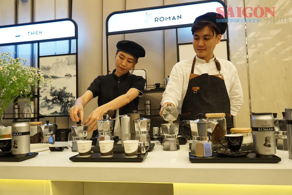 Pha chế cà phê đặc sản. Ảnh: HOÀNG HÙNG Pha chế cà phê đặc sản. Ảnh: HOÀNG HÙNG