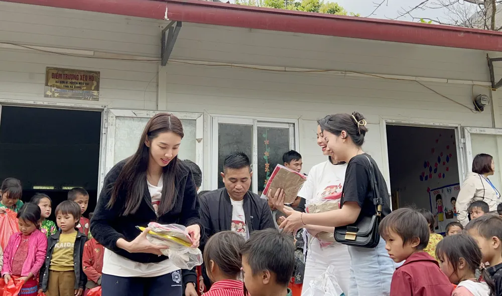 Thùy Tiên tặng quà tết cho trẻ em vùng núi