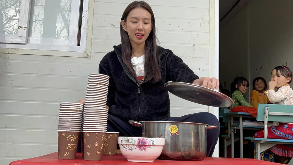 Hoa hậu Thùy Tiên nấu trà sữa cho các em nhỏ tại Hà Giang