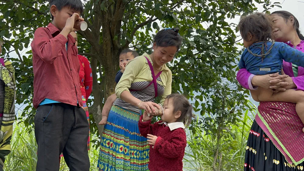 Các em nhỏ say mê uống trà sữa