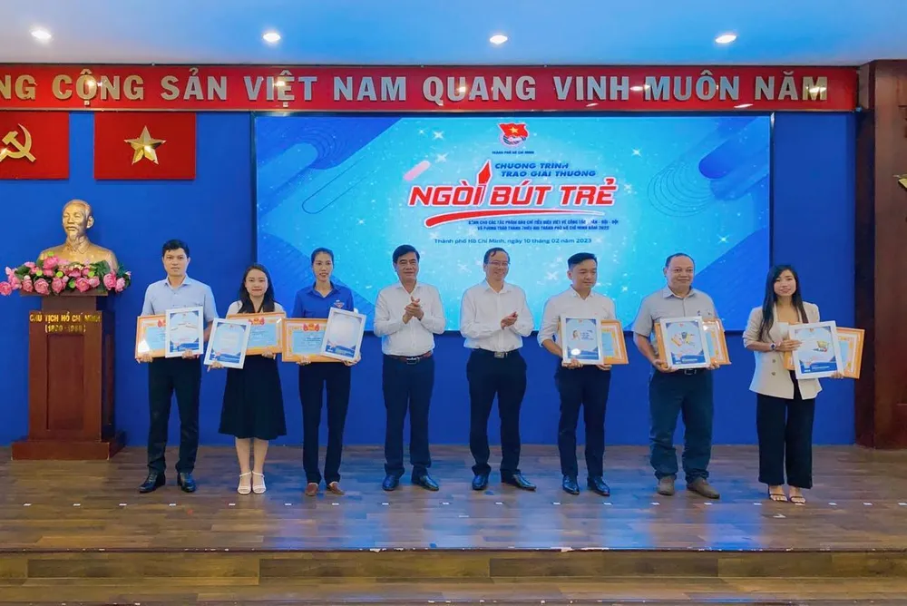 Trao giải B cho các cá nhân, tập thể