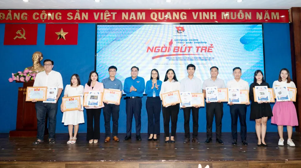 Trao giải C cho các cá nhân, tập thể