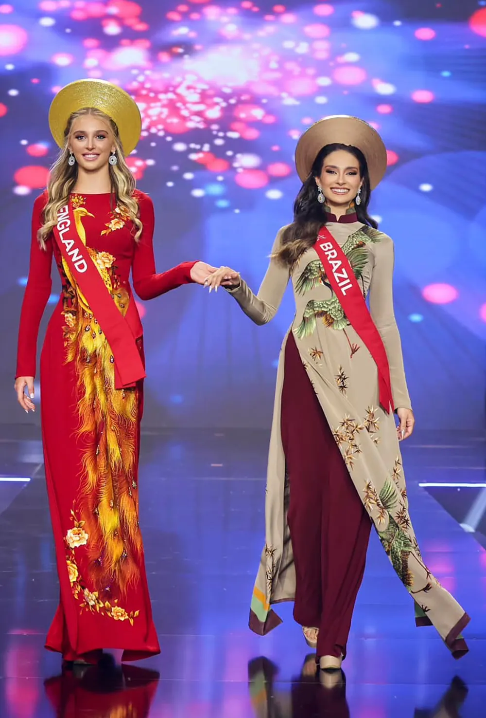 Luma Russo (bên phải) và người đẹp nước Anh trong trang phục áo dài Việt. Ảnh: BTC