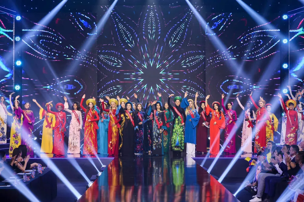 Các thí sinh mặc trang phục áo dài Việt Nam trong một phần thi trước đó. Ảnh: BTC