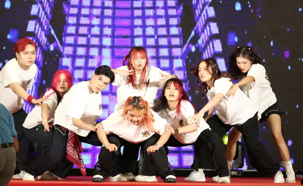 Các nhóm nhảy Việt biểu diễn trong buổi công bố cuộc thi