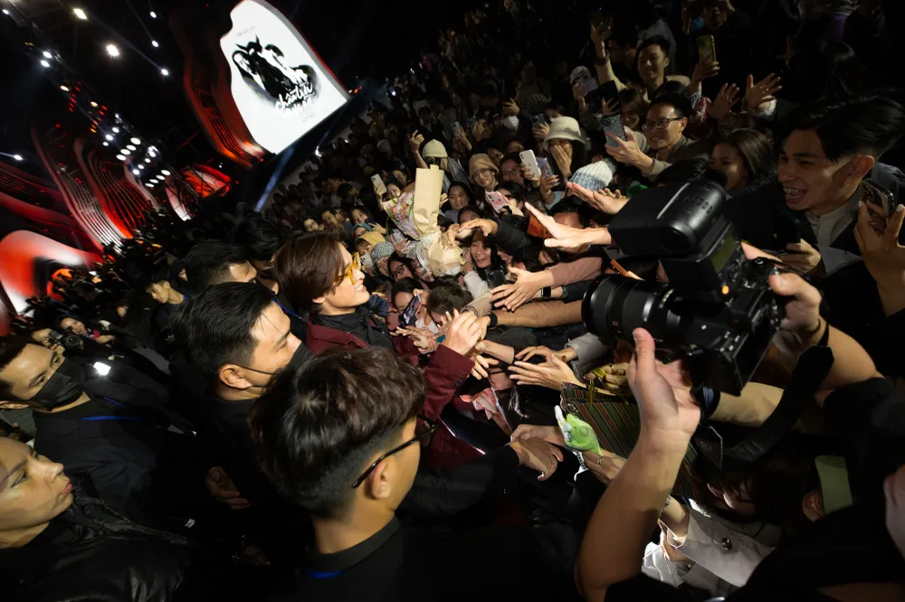 Đông đảo khán giả vây quanh Hà Anh Tuấn