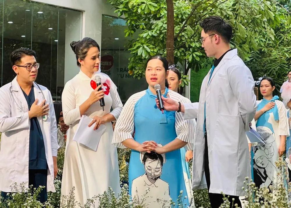 Một người mẹ từng được các y bác sĩ Bệnh viện Hùng Vương chăm sóc hết lòng trong những ngày dịch Covid-19 nặng nề nhất chia sẻ tại chương trình