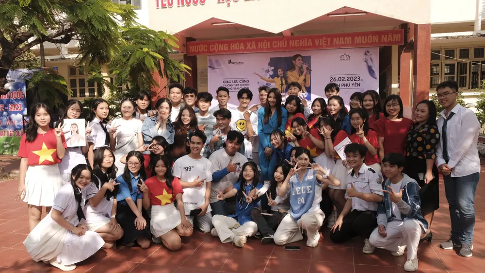 Thùy Tiên được sinh viên vây kín khi tổ chức workshop truyền cảm hứng tại miền Trung