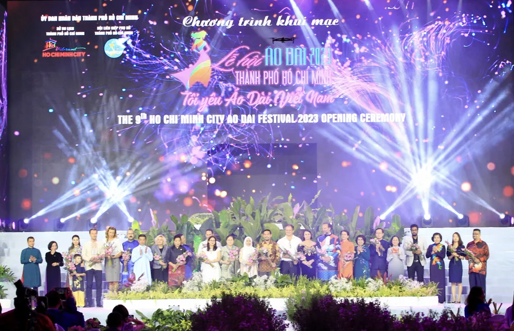 Lãnh đạo TPHCM tặng hoa cảm ơn sự đồng hành của các đại sứ, NTK. Ảnh: DŨNG PHƯƠNG