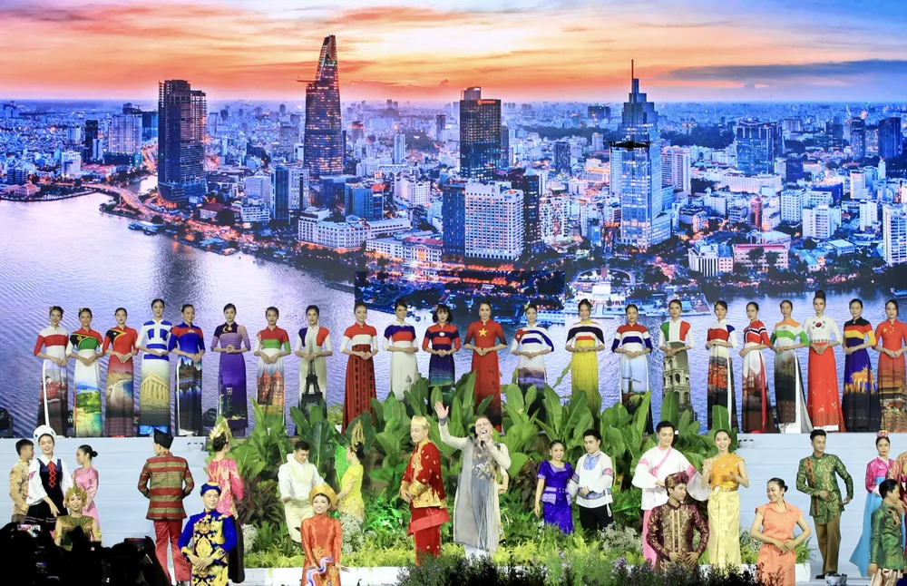 Không chỉ là sự kiện mở đầu cho Lễ hội Áo dài TPHCM lần thứ 9, lễ khai mạc còn là chương trình nghệ thuật đặc sắc với thông điệp về một TPHCM - nơi hội tụ và giao thoa văn hóa, một điểm đến an toàn - sống động - thân thiện và tràn đầy hứng khởi. Ảnh: DŨNG PHƯƠNG