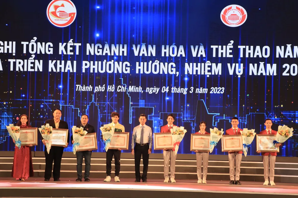 Trao bằng khen cho một số cá nhân, đơn vị có thành tích xuất sắc trong lĩnh vực VH-TT