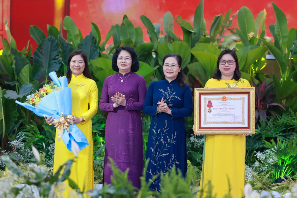 Hội LHPN TPHCM nhận Huân chương Lao động hạng 3. Ảnh: NGÔ TRẦN HẢI AN