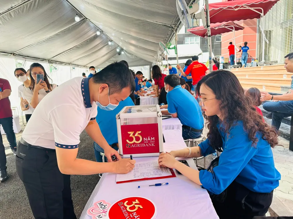 Các bạn đoàn viên, thanh niên đóng góp "Quỹ Hỗ trợ bệnh nhân nghèo"