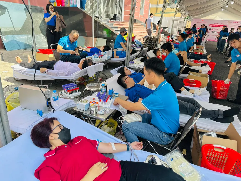 Đông đảo bạn trẻ tích cực tham gia chương trình hiến máu nhân đạo "Mỗi giọt máu - Một tấm lòng"