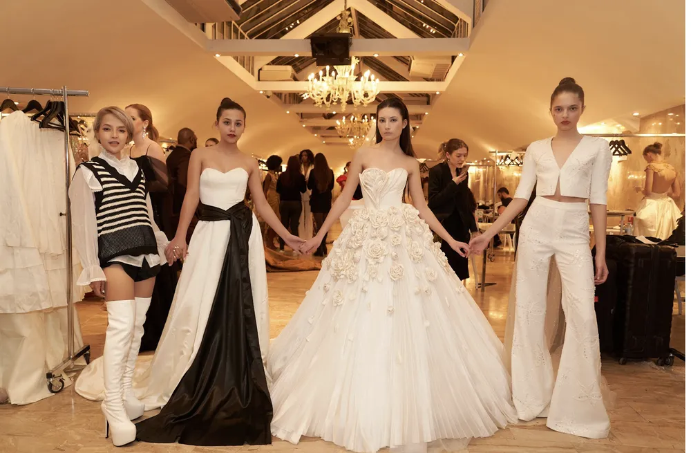 Trần Phương Hoa mang BST áo cưới chất liệu Việt Nam trình diễn trên sàn thời trang Paris