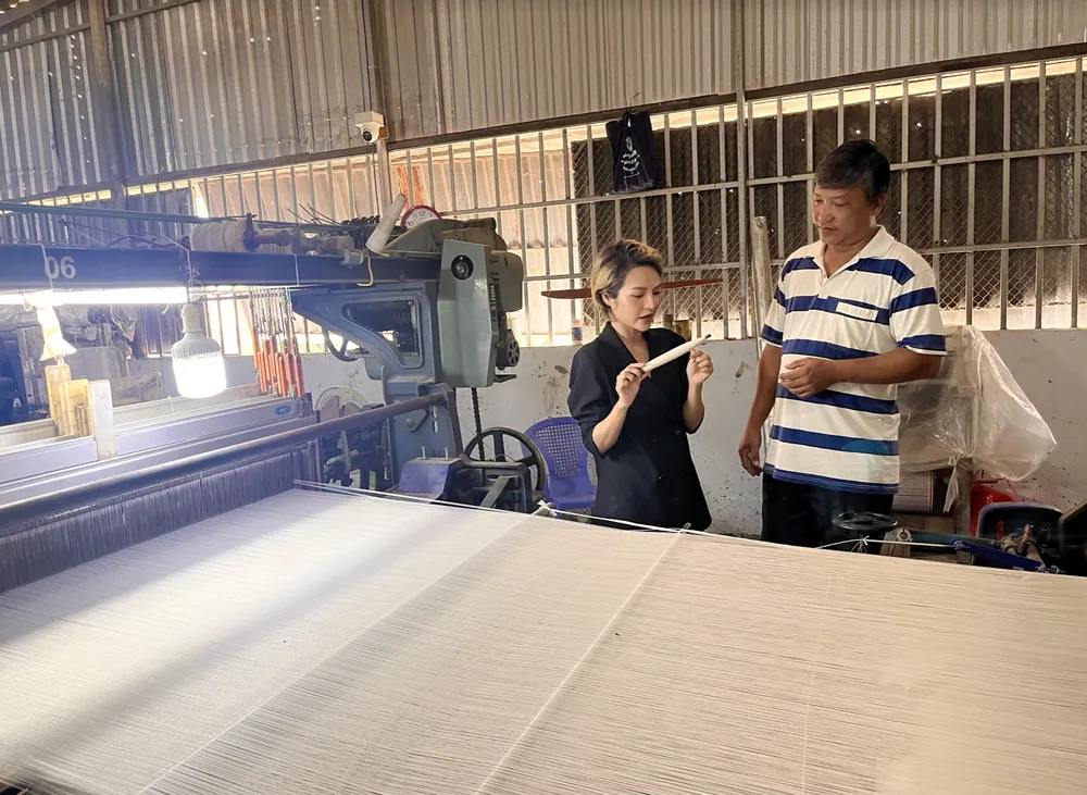 Trần Phương Hoa trăn trở về lãnh Mỹ A và quyết tâm đưa chất liệu này vào BST mới