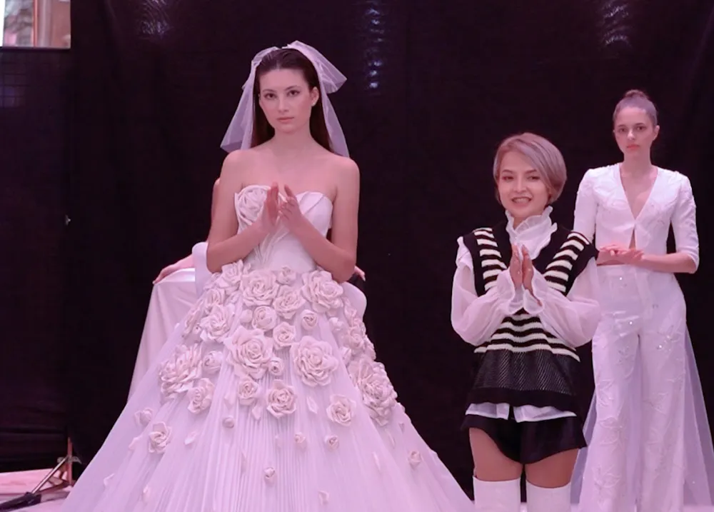 Trần Phương Hoa mang BST Thương đến Pháp