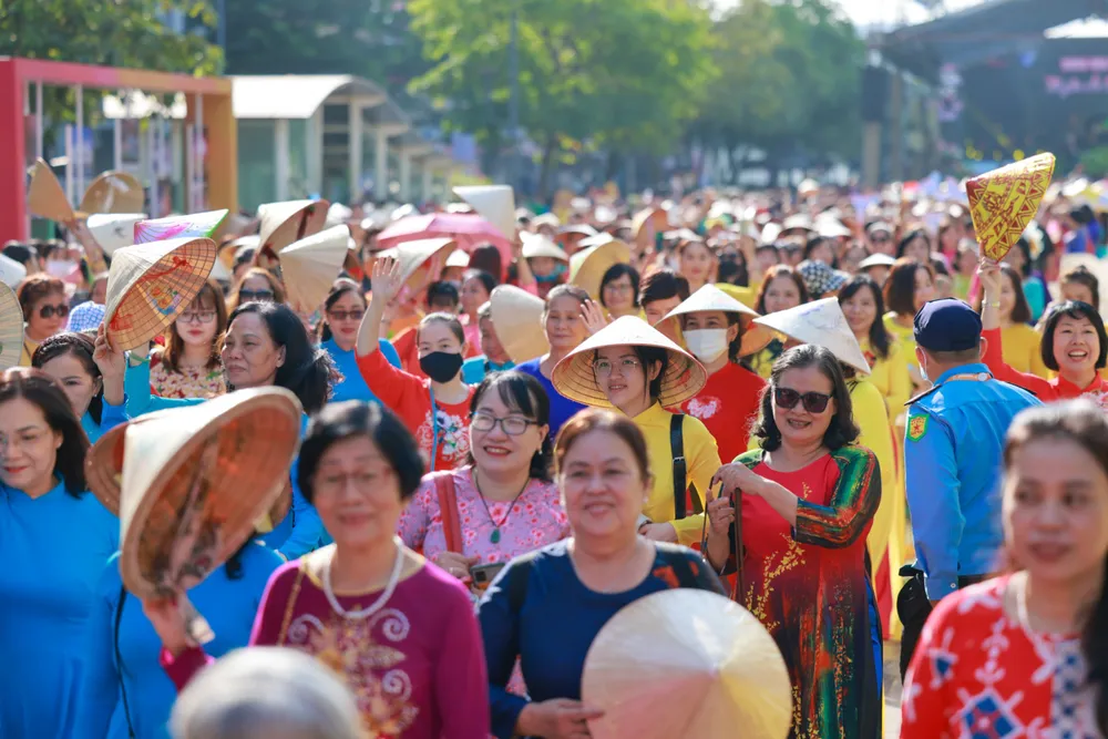 Đông đảo người dân hưởng ứng lễ diễu hành áo dài. Ảnh: NGÔ TRẦN HẢI AN