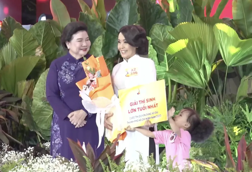 Trao giải thí sinh cao tuổi nhất cho thí sinh Trương Thị Mỹ (72 tuổi)