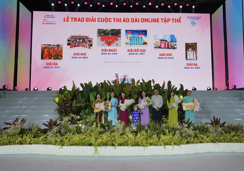 Trao giải cho các thí sinh thi "Áo dài Online"