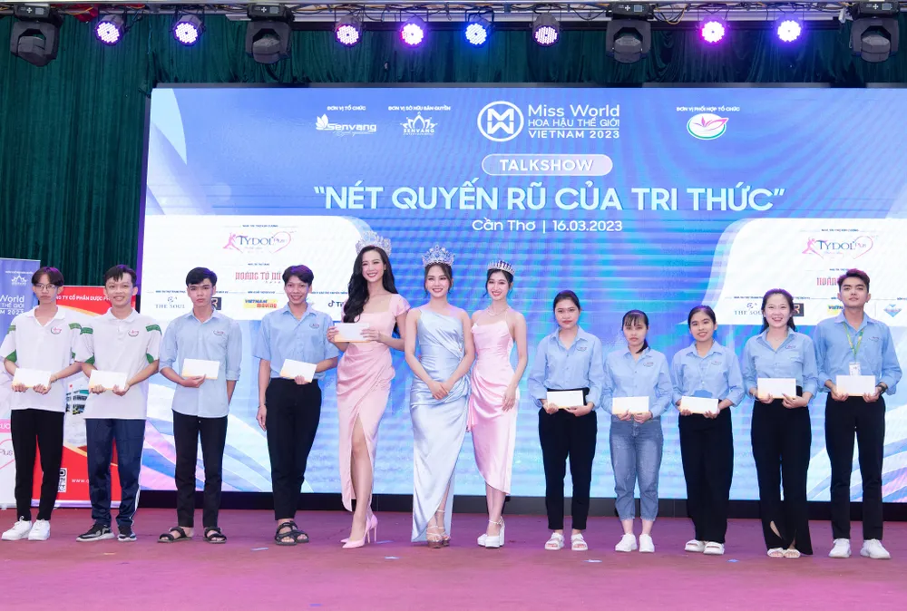 Hoa hậu Mai Phương, Bảo Ngọc, Phương Nhi trao học bổng cho sinh viên khó khăn ảnh 1 Hoa hậu Mai Phương, Bảo Ngọc, Phương Nhi trao học bổng cho sinh viên khó khăn ảnh 1