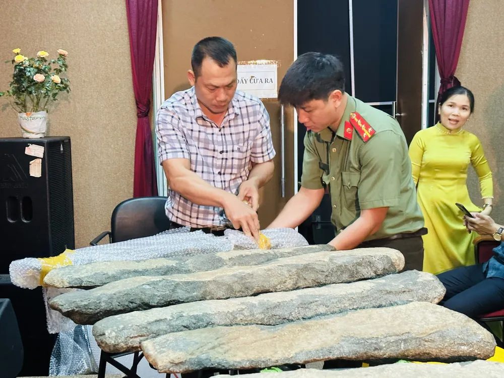 Bộ đàn đá Khánh Sơn A và B được đại diện tỉnh Khánh Hòa cẩn thận vận chuyển về tỉnh