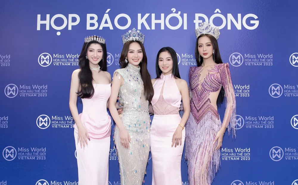 Top 3 Hoa hậu Thế giới Việt Nam 2022 cùng trưởng ban tổ chức cuộc thi khởi động Hoa hậu Thế giới Việt Nam 2023