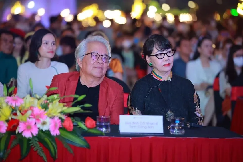 Ông Nguyễn Trung Trực và ca sĩ Trịnh Vĩnh Trinh - em gái cố nhạc sĩ Trịnh Công Sơn chia sẻ nhiều hoạt động ý nghĩa nhân ngày giỗ lần thứ 22 của người nhạc sĩ tài hoa. Ảnh: Gia đình nhạc sĩ cung cấp