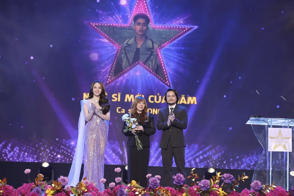 Đại diện ca sĩ Mono nhận giải thưởng