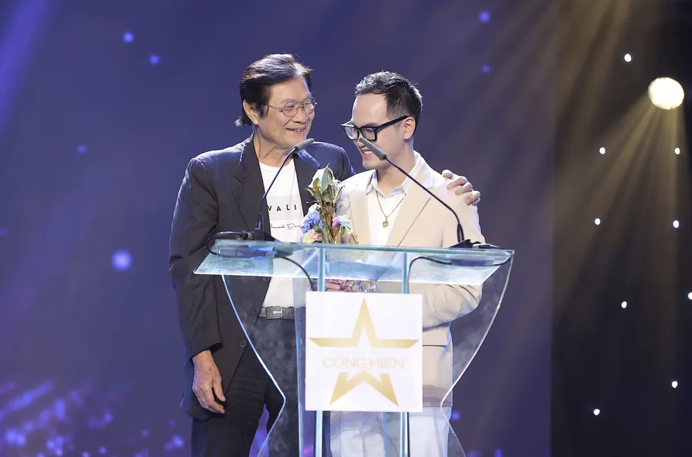 Nhạc sĩ Dương Thụ trao giải Nhạc sĩ của năm cho Khắc Hưng