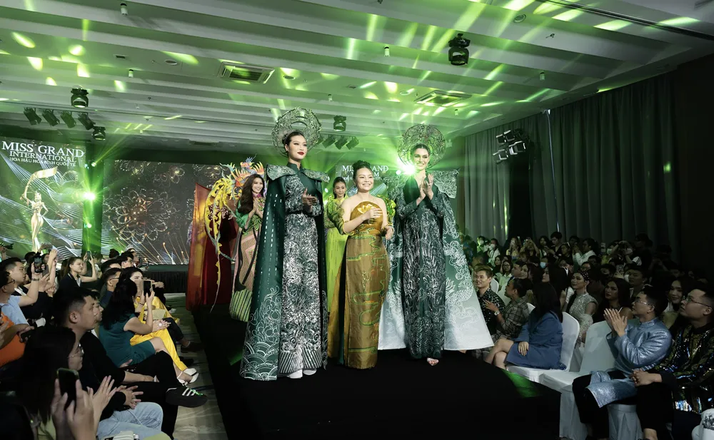 Hoa hậu Đoàn Thiên Ân và Hoa hậu Isabella trình diễn BST áo dài của NTK Vũ Lan Anh tại sự kiện