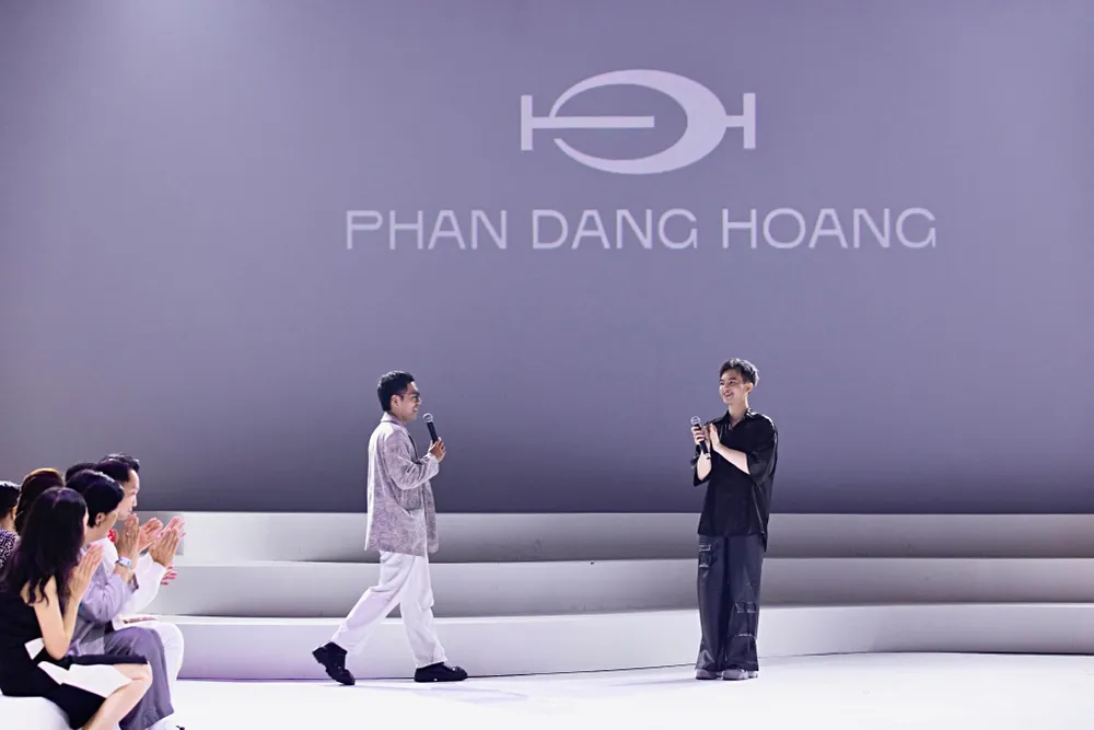 NTK Phan Đăng Hoàng (áo đen) tại show diễn Mirage NTK Phan Đăng Hoàng (áo đen) tại show diễn Mirage