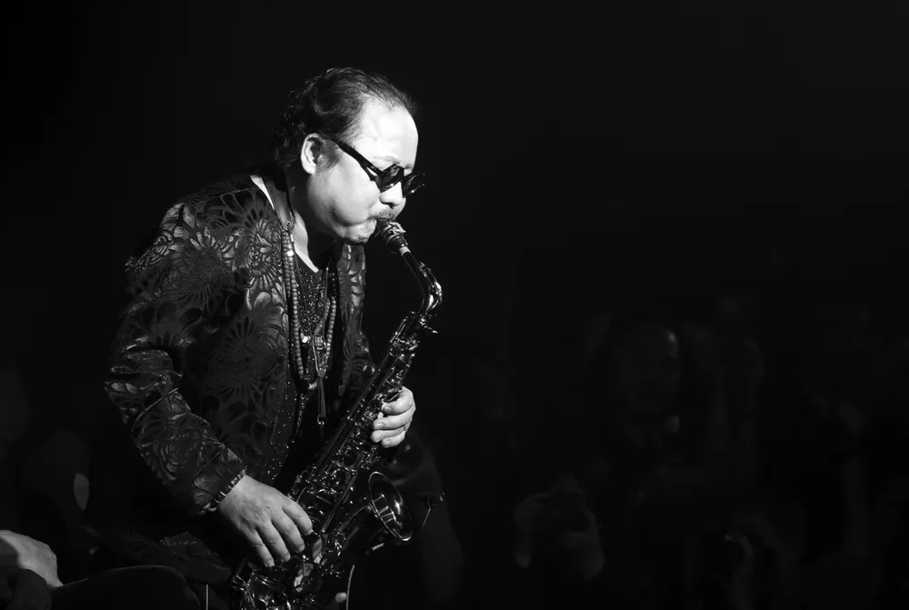 Nghệ sĩ Trần Mạnh Tuấn thổi saxophone trong đêm nhạc