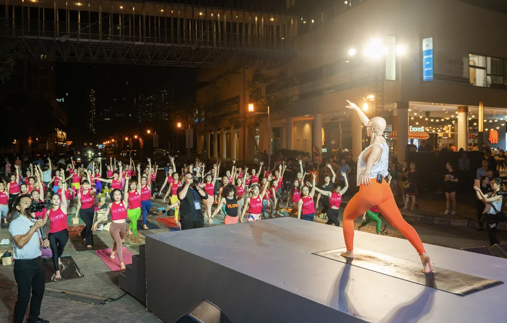 À La Mode còn mang đến trải nghiệm phong cách yoga đầy mới mẻ với Inside flow yoga
