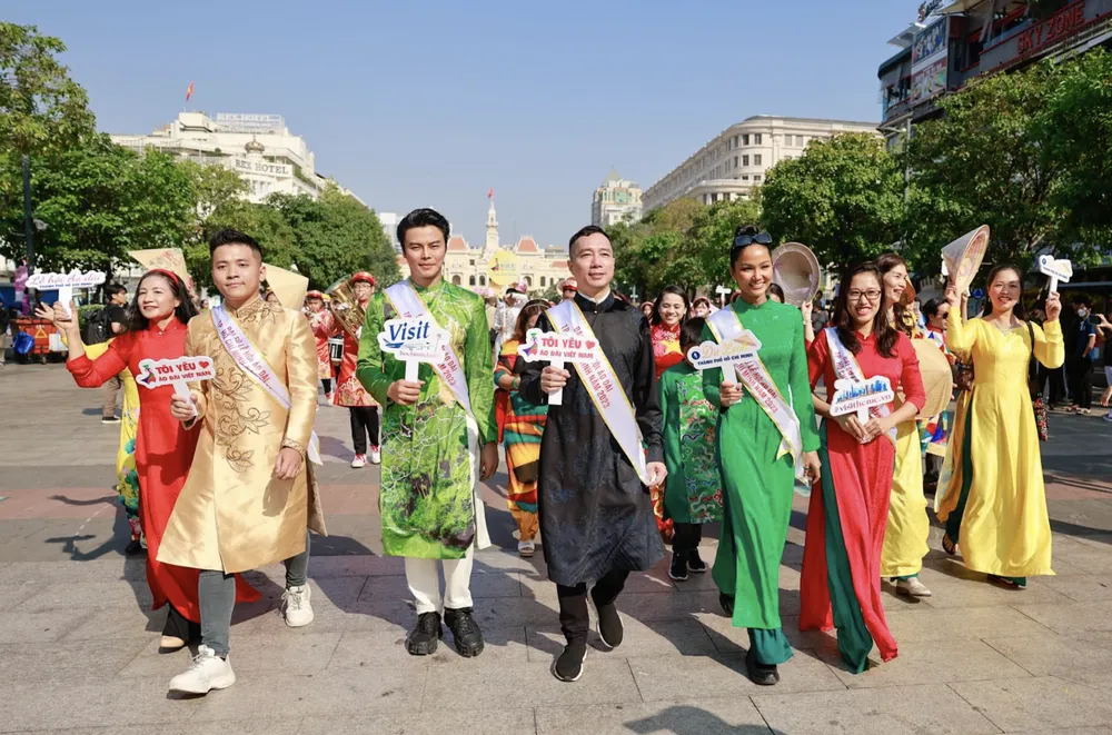 Diễu hành áo dài tại Phố đi bộ Nguyễn Huệ. Ảnh: BTC Diễu hành áo dài tại Phố đi bộ Nguyễn Huệ. Ảnh: BTC