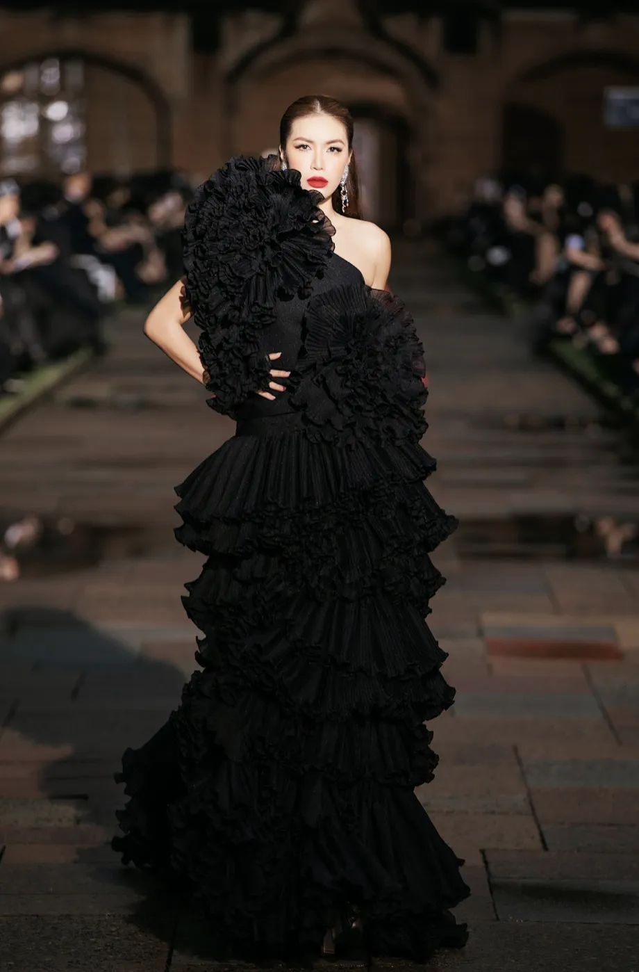 Minh Tú diện thiết kế bất đối xứng, thể hiện sự khéo léo trong kỹ thuật dựng phom của Đỗ Mạnh Cường. Ảnh: Kiếng Cận