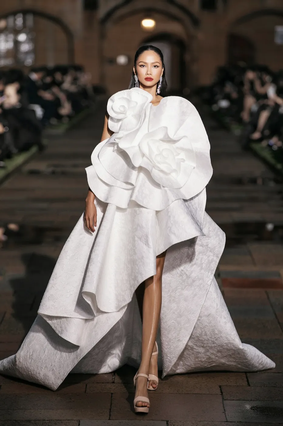 Hoa hậu H’Hen Niê kiêu sa trong thiết kế của Đỗ Mạnh Cường. Ảnh: Kiếng Cận