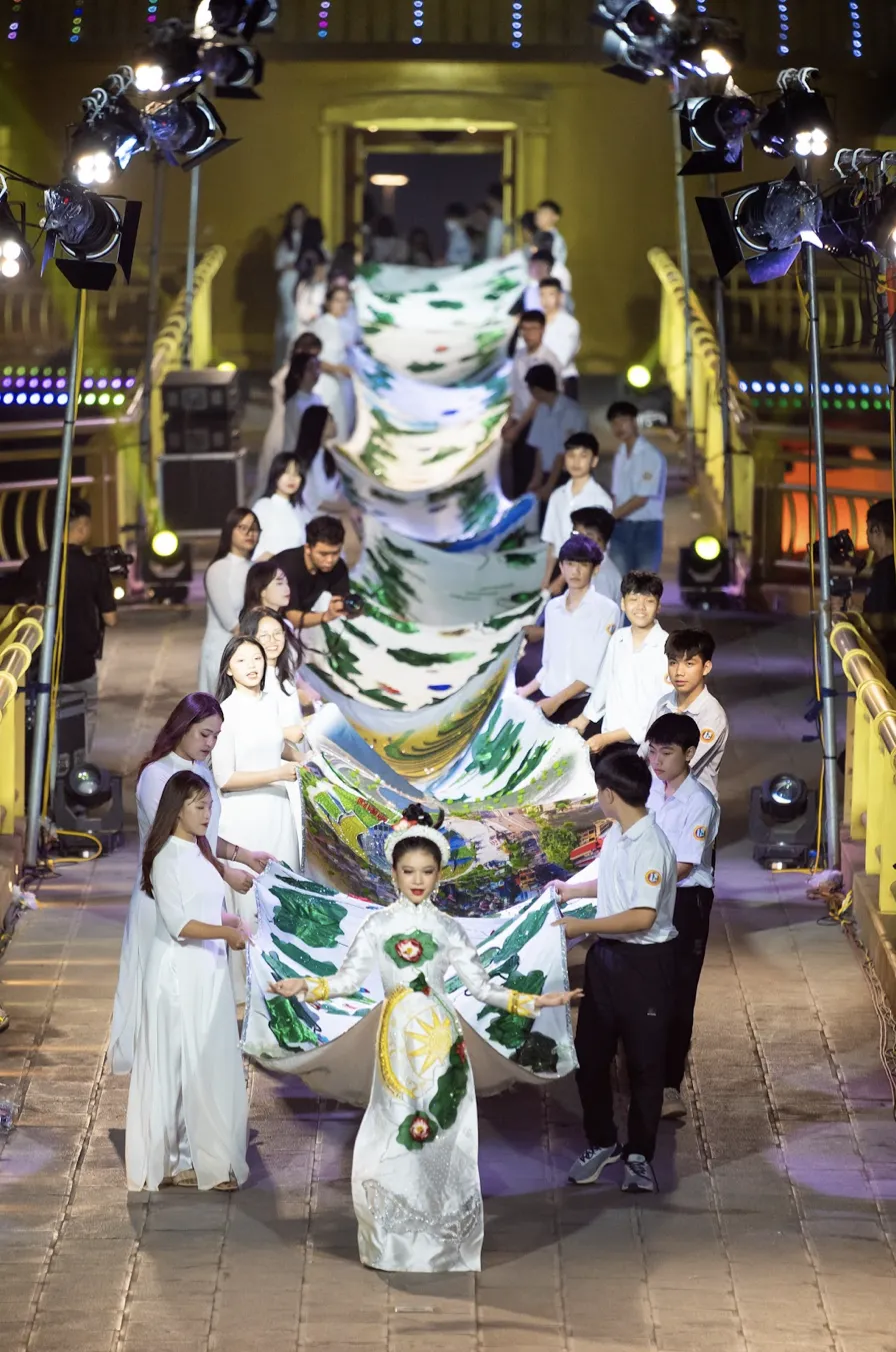 Ra mắt áo dài kỷ lục Guinness Việt Nam 178m. Ảnh: LÊ TRỌNG