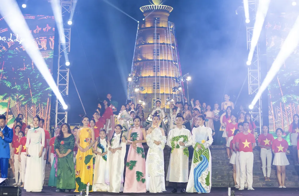 Chương trình thời trang nghệ thuật Non sông gấm vóc. Ảnh: LÊ TRỌNG