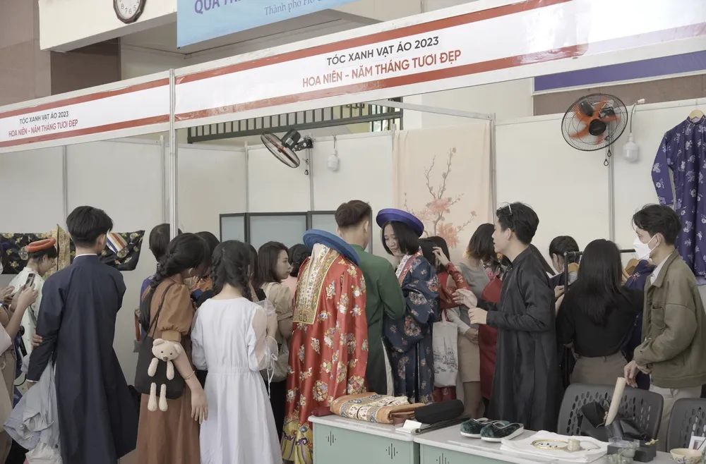 Các khách mời, bạn trẻ mặc Việt phục tại Ngày hội Tóc xanh vạt áo mùa 3