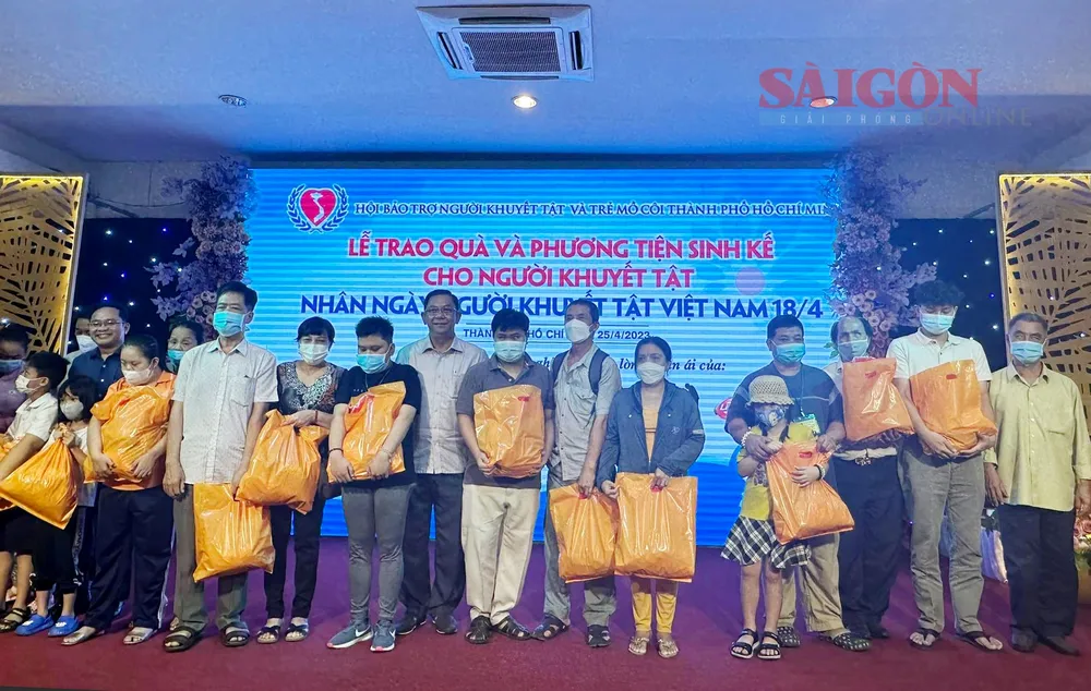 Trao quà cho người khuyết tật, trẻ mồ côi