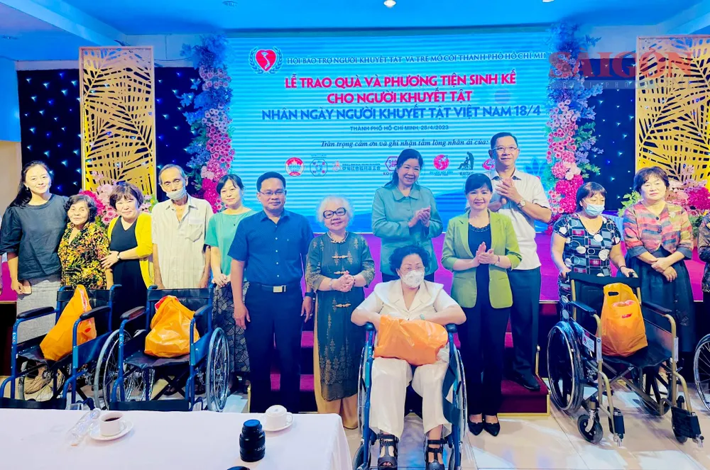 Trao quà cho người khuyết tật