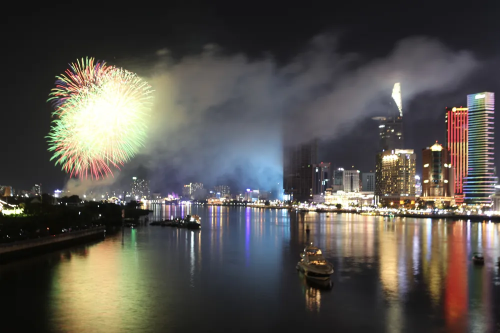 TPHCM bắn pháo hoa chào mừng 48 năm Ngày Giải phóng miền Nam, thống nhất đất nước. Ảnh: DŨNG PHƯƠNG